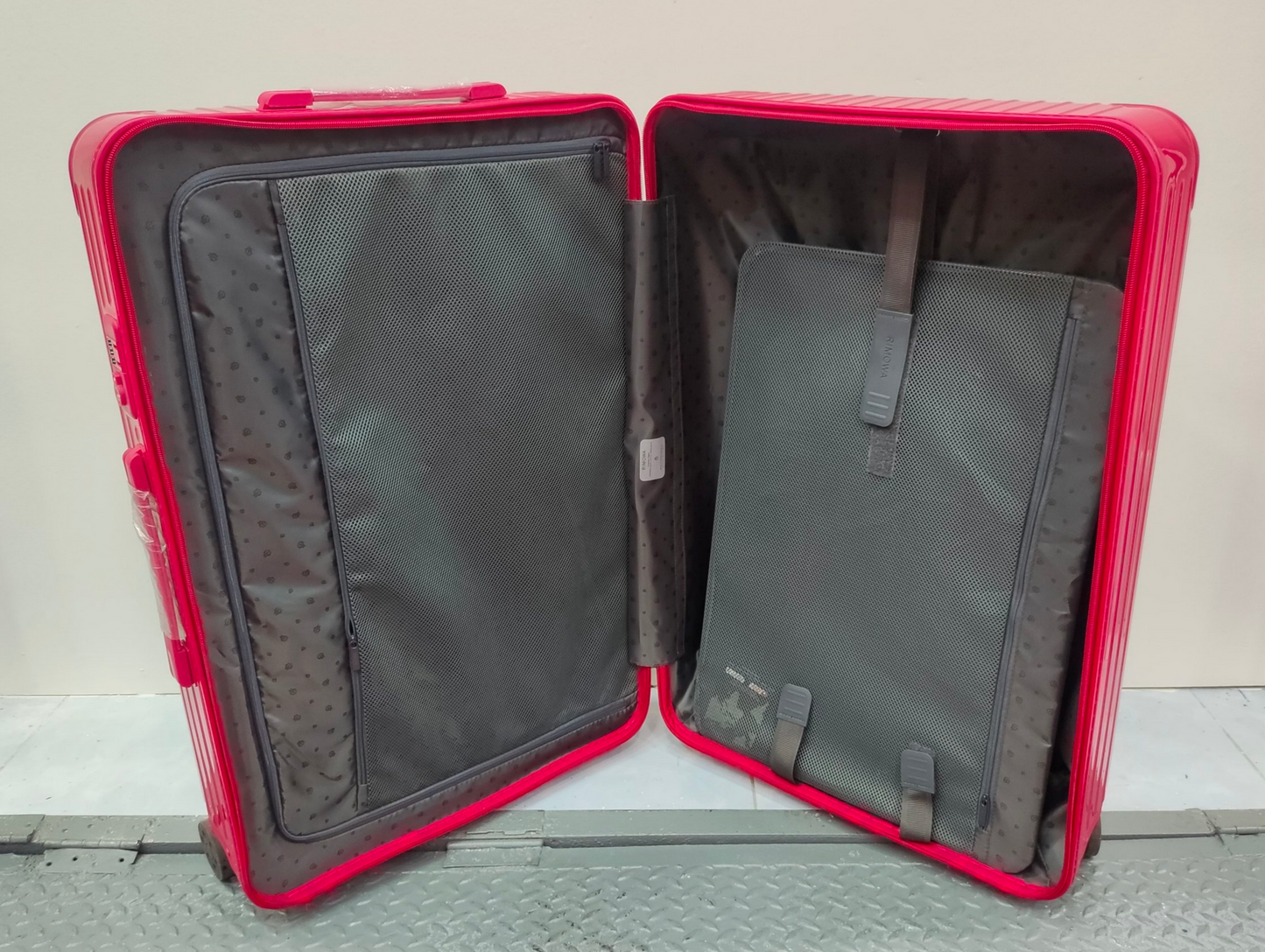RIMOWA Essential Poly Carbon 31 Inch