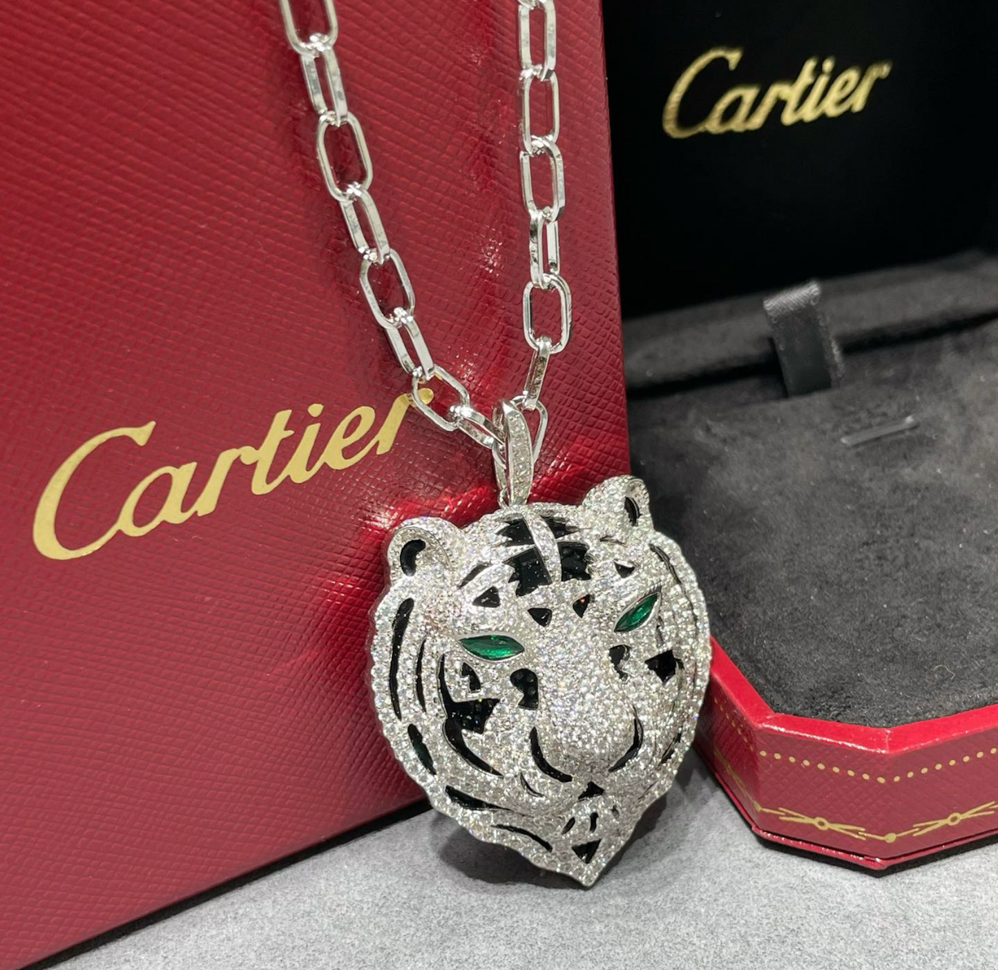 Panthère de Cartier necklace set with emeralds