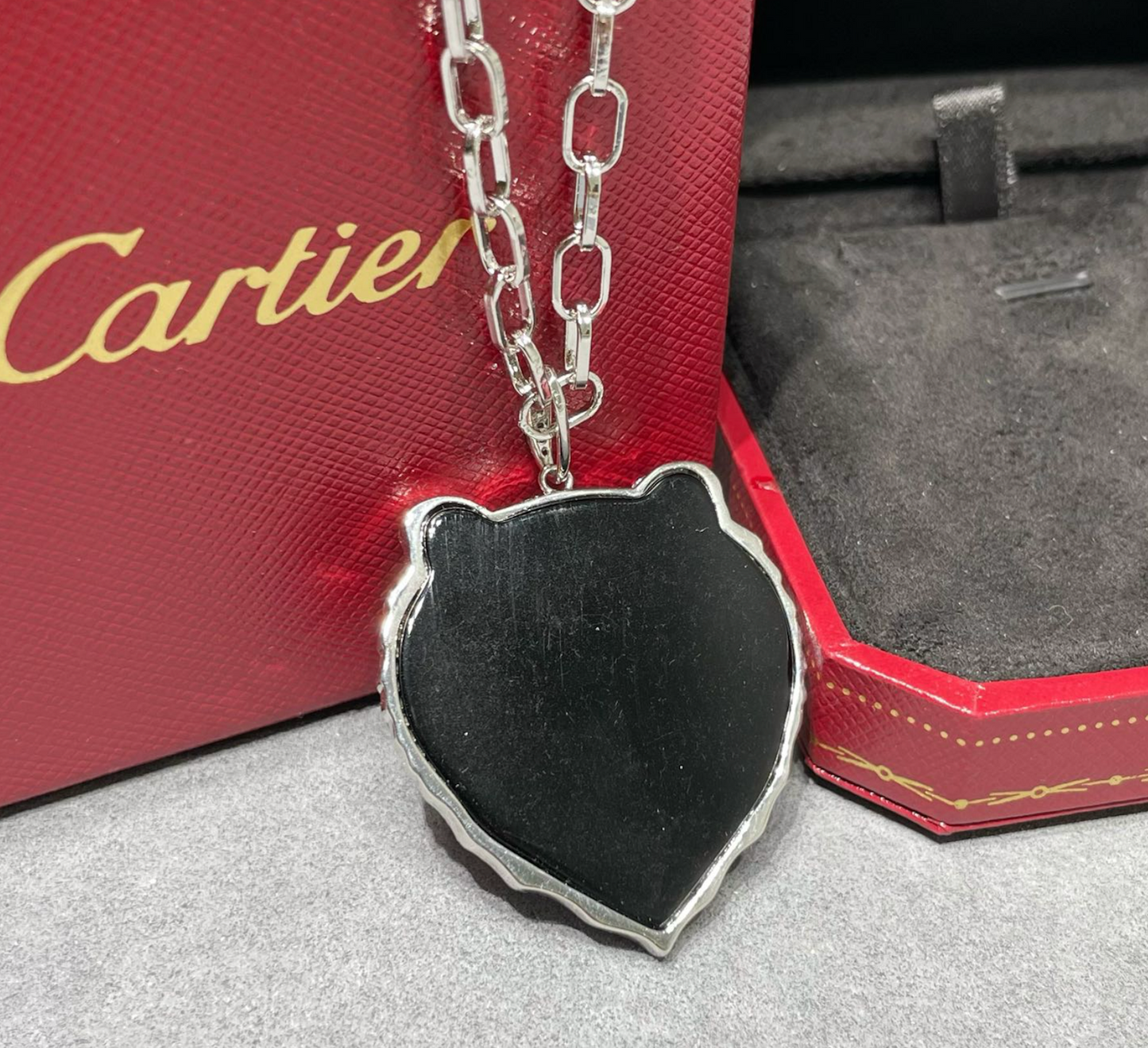 Panthère de Cartier necklace set with emeralds
